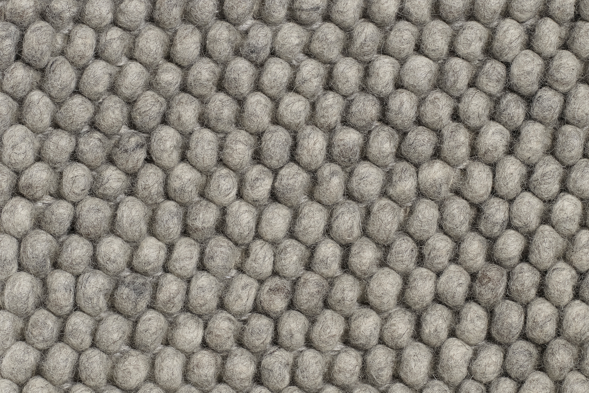 Detailaufnahme des mittelgrauen Peas Teppichs von Hay, bestehend aus vielen Wollkugeln.