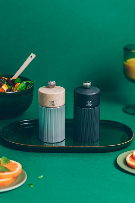 Produktfoto: Peugeot Line Salzmühle, 12 cm, Aluminium und Naturholz, auf einem grünen Tisch.
