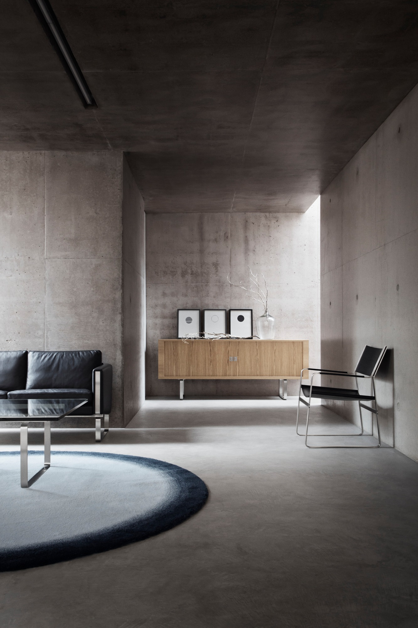 CH825 Sideboard von Carl Hansen & Søn: Eiche weißgeölt mit Edelstahlgestell in modernem Wohnraum.