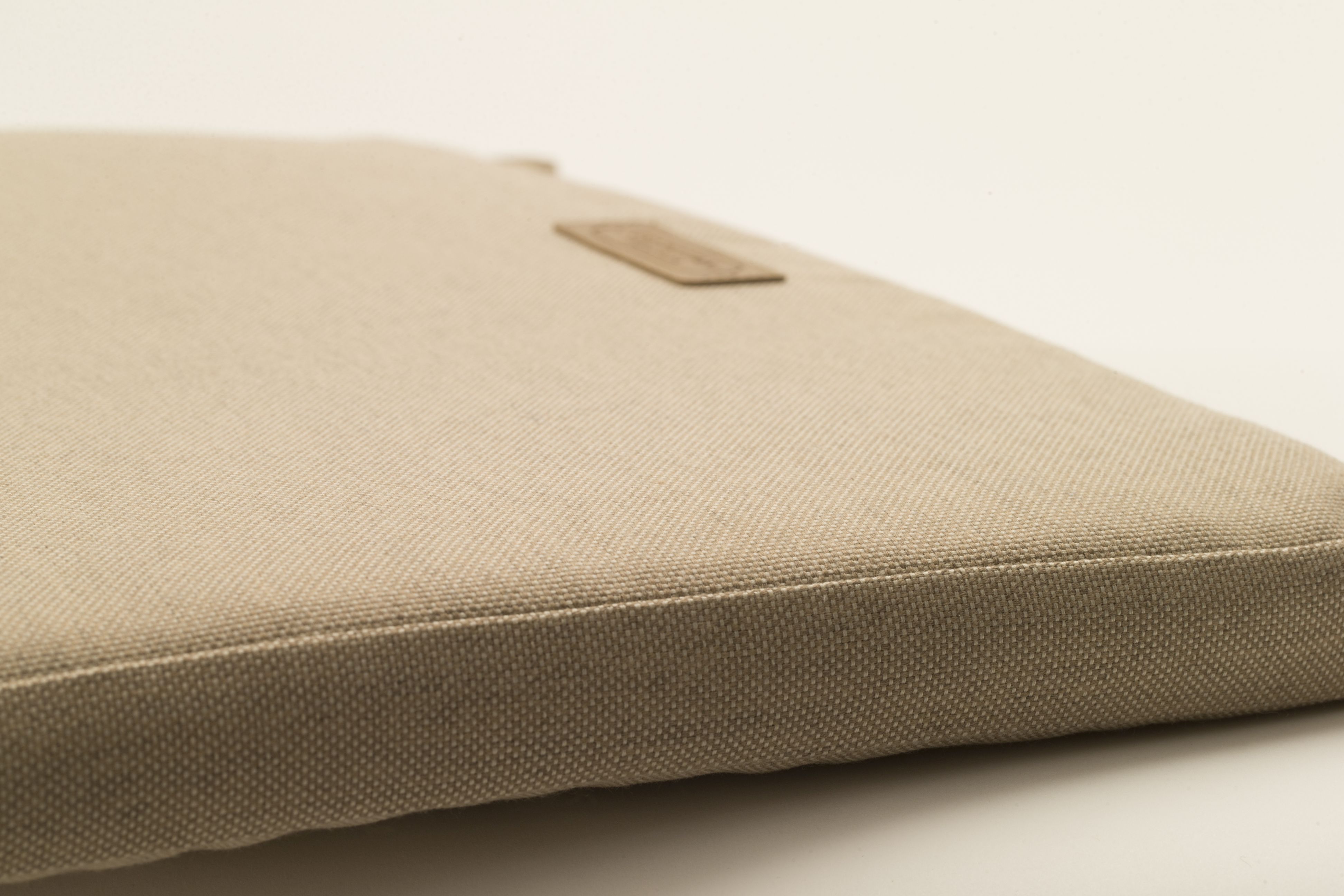 Beiges Sitzkissen für Stuhl von Grythyttan Stalmöbler, Detailaufnahme der Textur und des Stoffes.