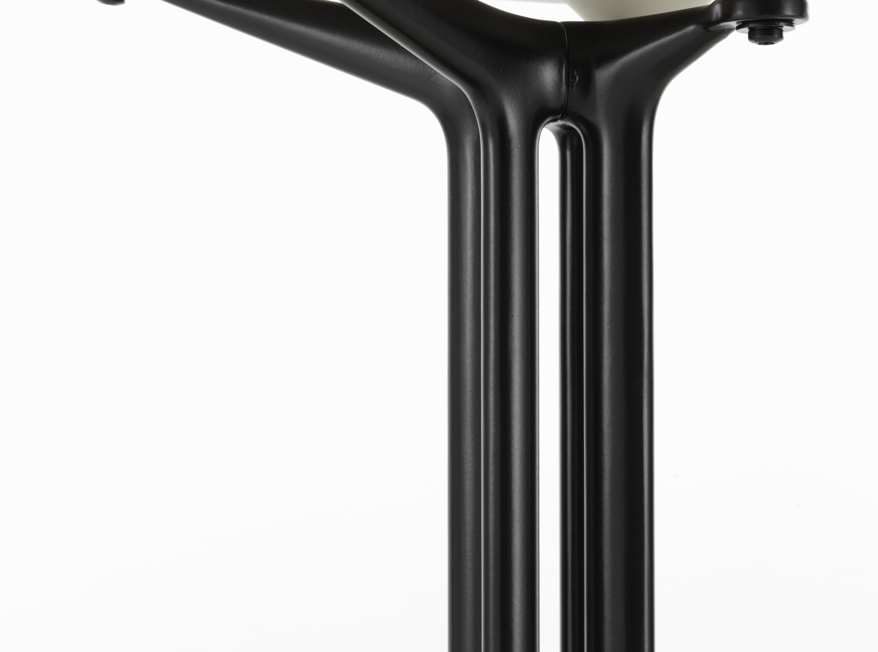 Detailaufnahme des schwarzen Metallgestells vom Vitra DKL-2 Wire Chair Stuhl mit Sitzpolster.