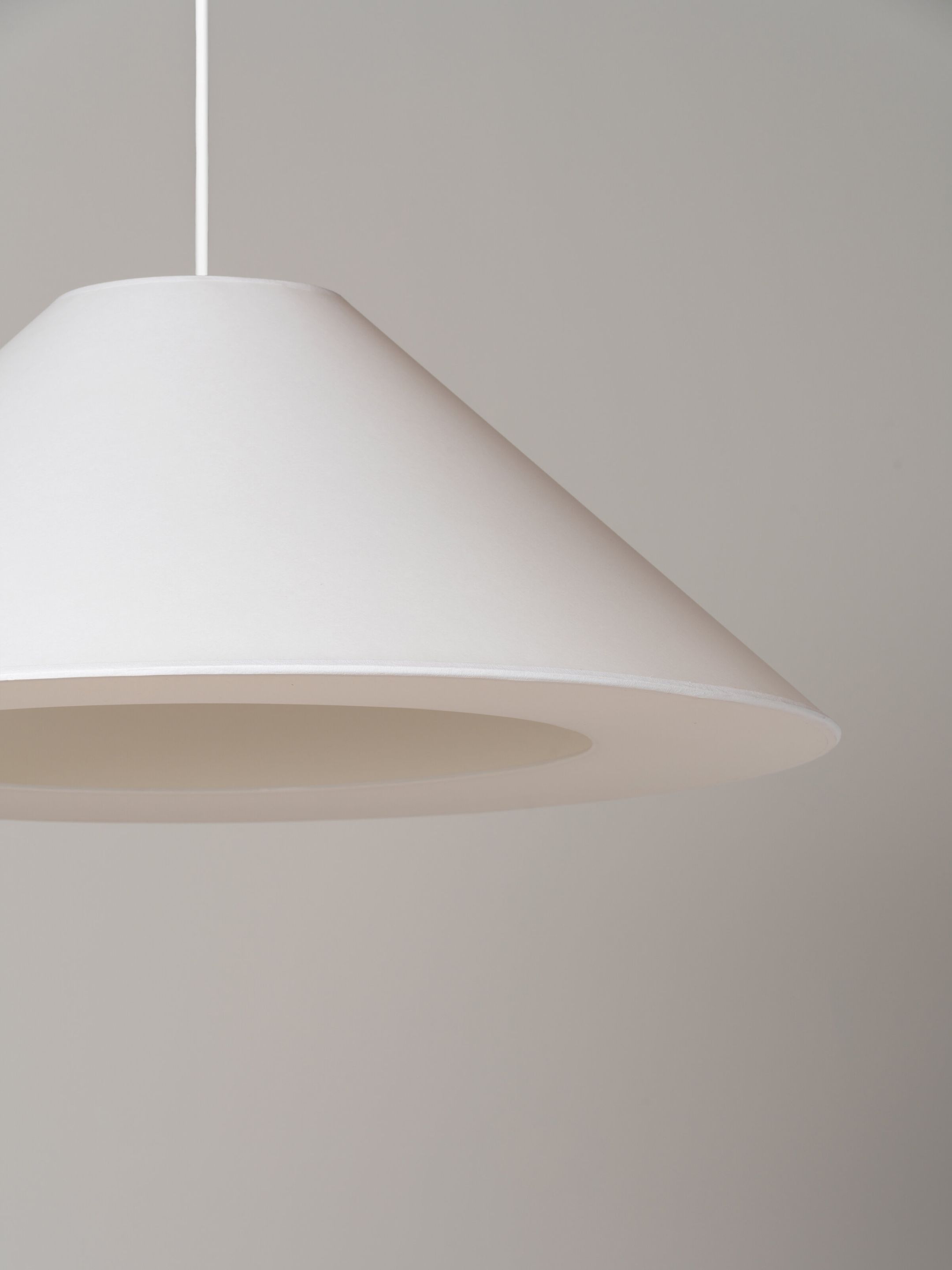 Sísísí cónicas planas MT5 Suspension lamp Ø64cm white Santa & Cole