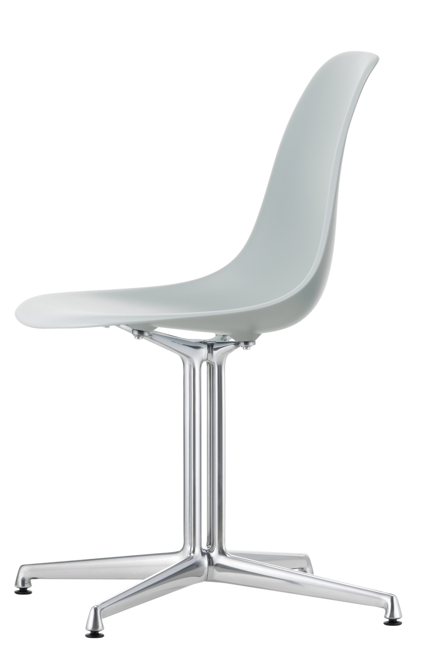 Eames Fiberglass Side Chair DSL Stuhl von Vitra in hellgrau mit verchromtem Untergestell.