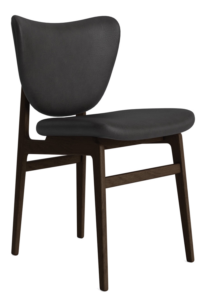 NORR11 Elephant Dining Chair, frontgepolstert, mit dunklem Holzgestell und schwarzem Lederbezug, seitliche Ansicht.