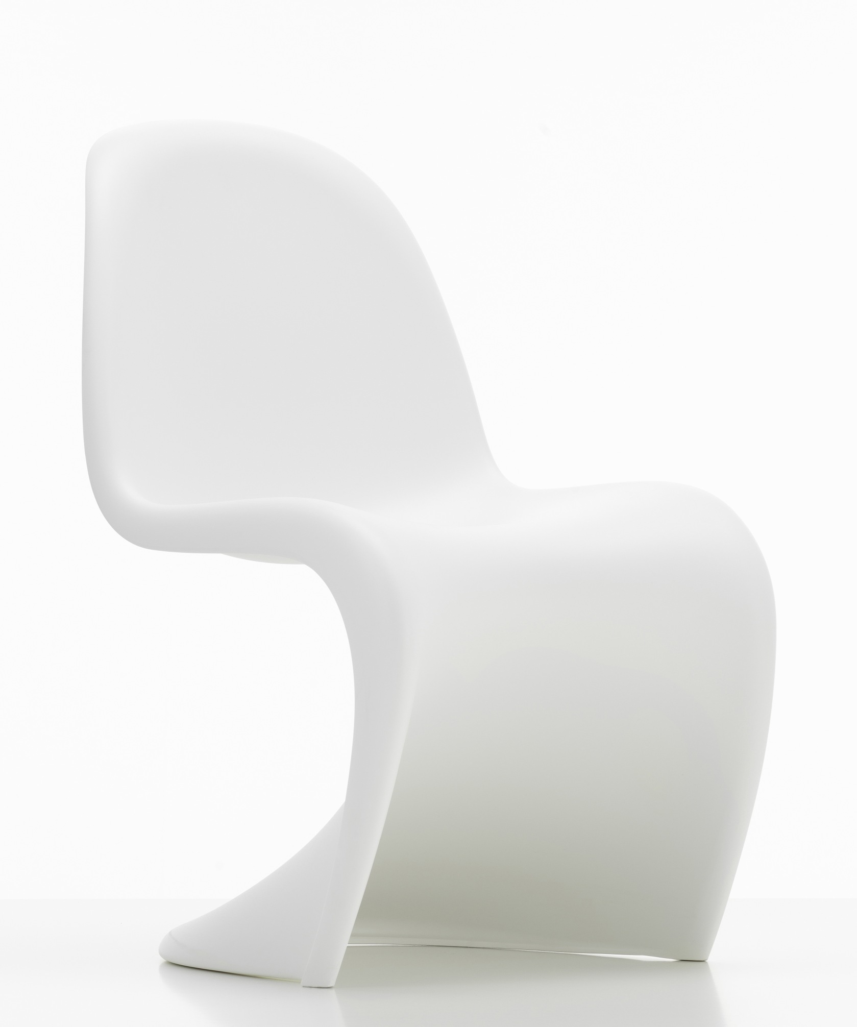 Weißer Panton Junior Stuhl von Vitra, ein moderner Kinderstuhl aus Kunststoff mit geschwungenem Design.