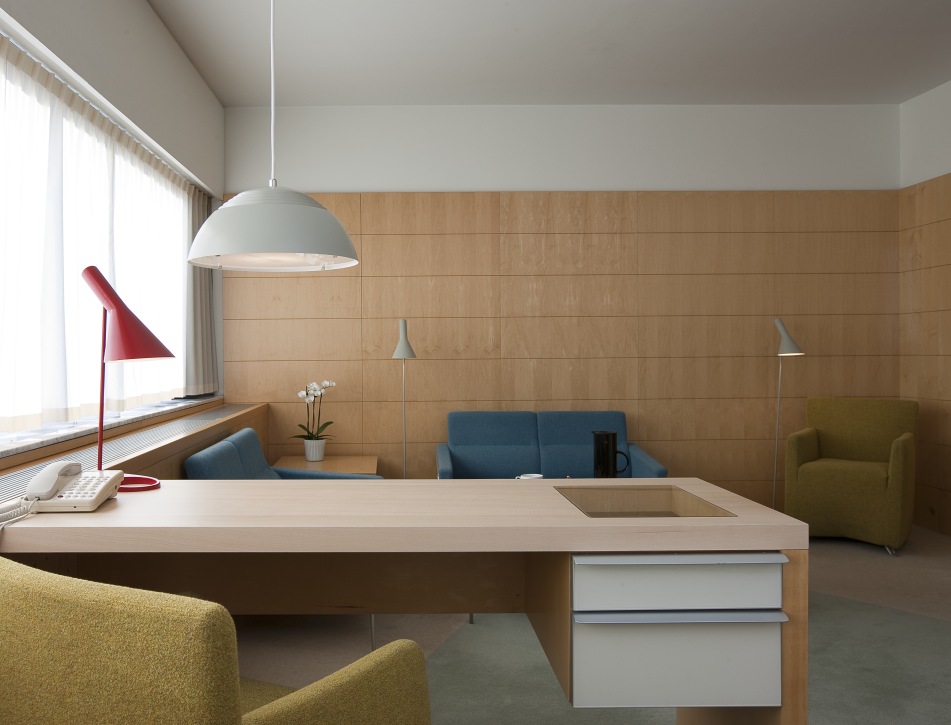 AJ table lamp Louis Poulsen