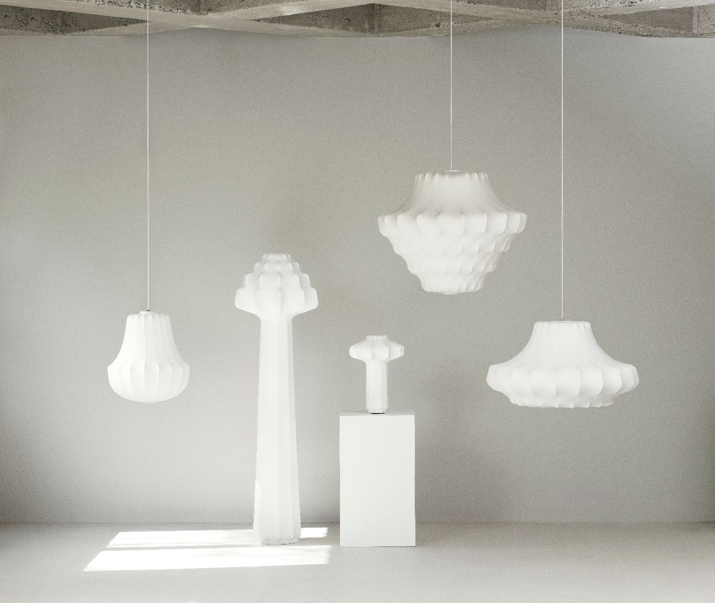 Normann Copenhagen Phantom Leuchten: Stehleuchte und Pendelleuchten in Weiß, modernes Design für Wohnraumbeleuchtung.