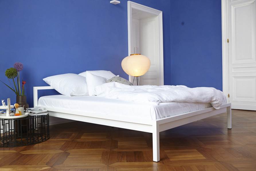 Pure powder-coated steel bed White 200 x 200 cm Hans Hansen