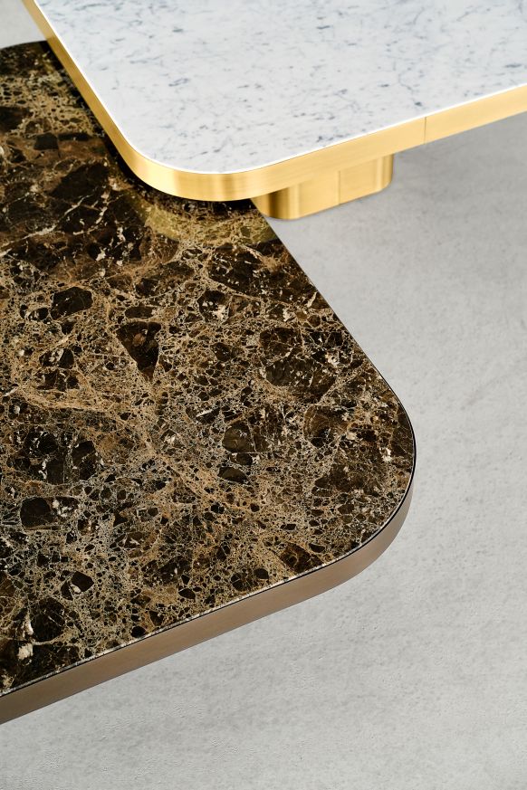 Detailaufnahme: ClassiCon Bow Coffee Table Couchtisch No. 5 mit Marmorplatte in Braun und Weiß.