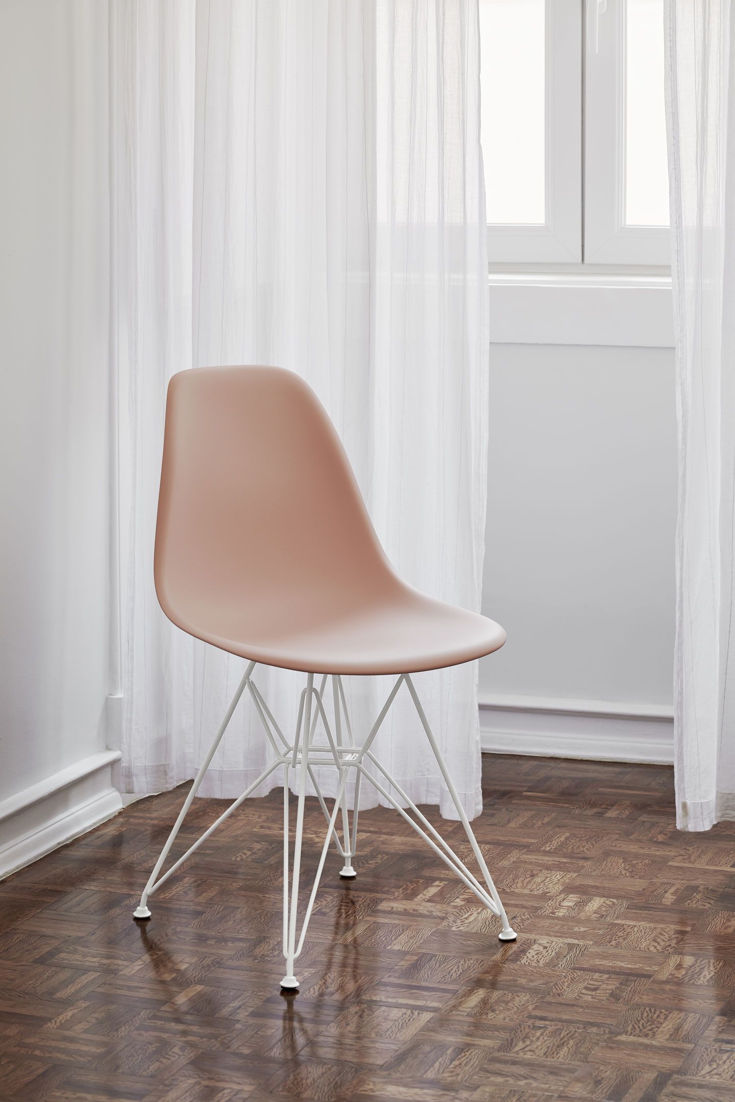 Eames Fibreglass Chair DSR Chair Vitra