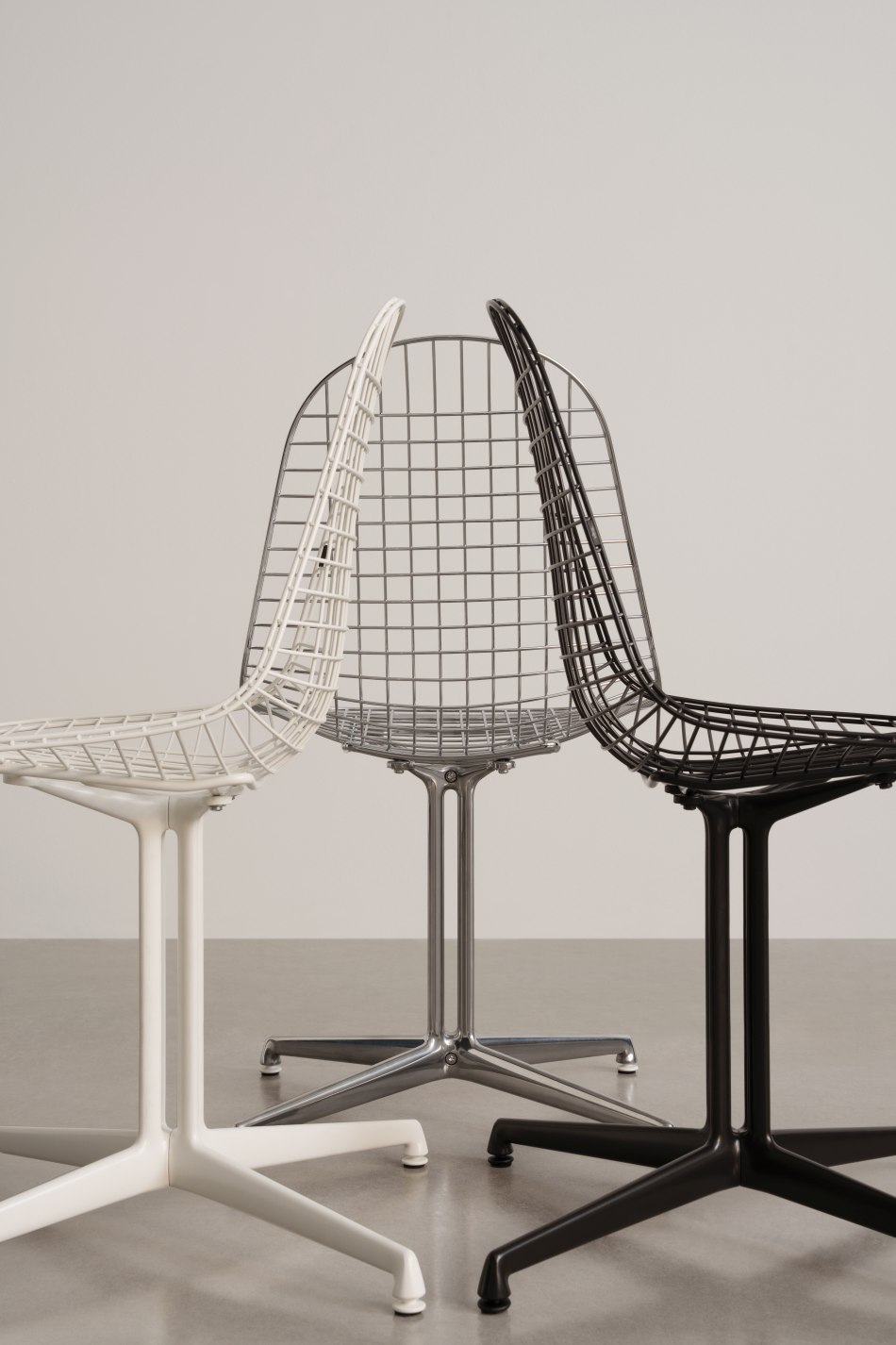 Vitra DKL Wire Chair Stuhl in Schwarz, Weiß und Chrom, ungepolstert, modernes Design.