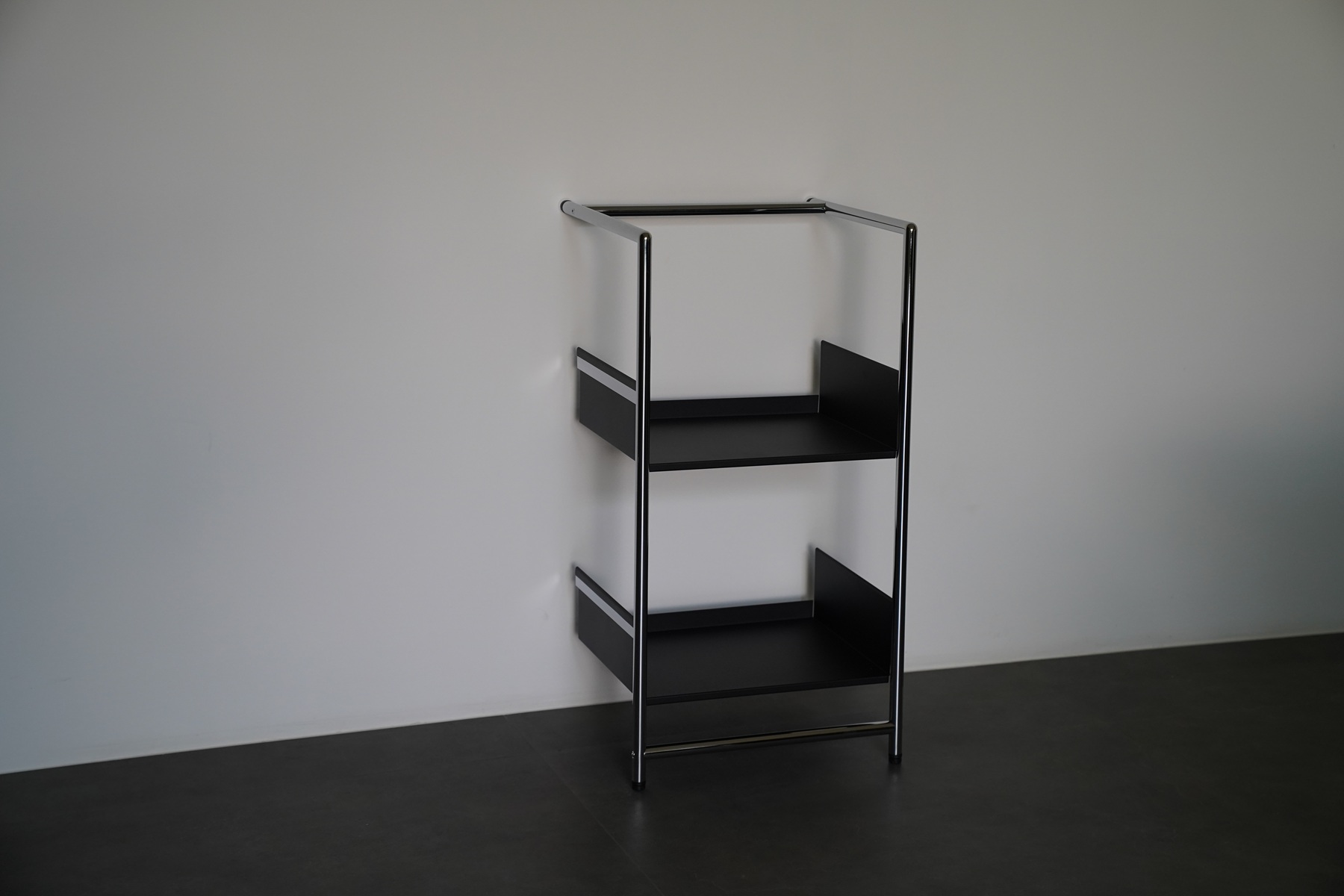 Pool 82 S Leaning shelf / Shoe rack Mox