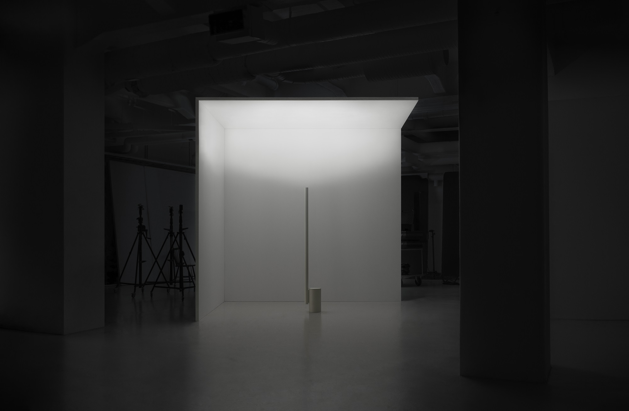 Minimalistische w164 Alto Stehleuchte von wästberg in weißem Raum, modernes Design für Wohnzimmer und Büro.