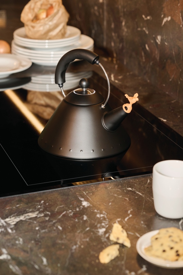 9093 BB Kettle Black Alessi