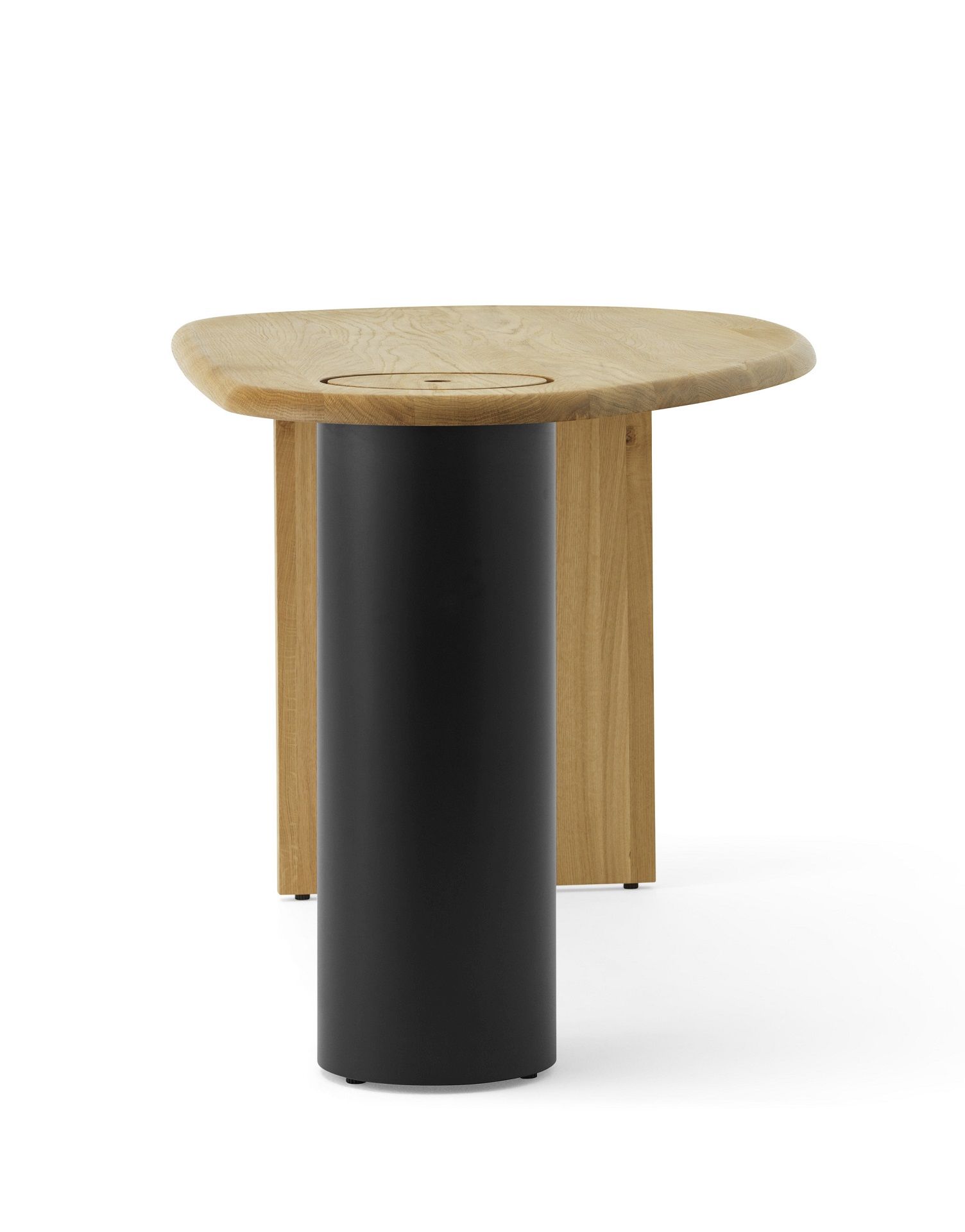 Audo Copenhagen Eclipse Desk Schreibtisch mit heller Holzplatte und schwarzem, zylindrischem Bein.