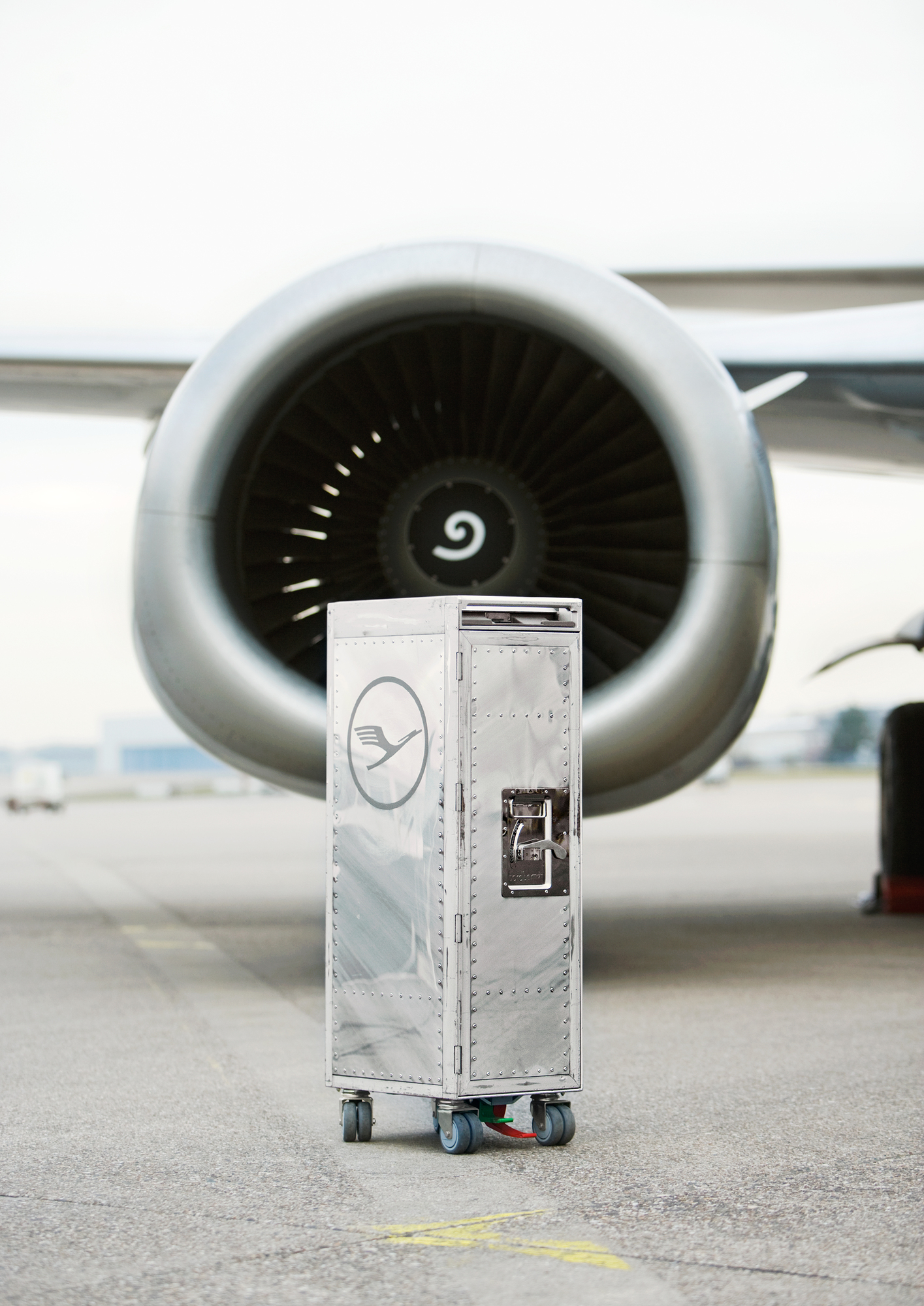 Rivet Rocker New Aircraft Trolley Lufthansa Board Bar