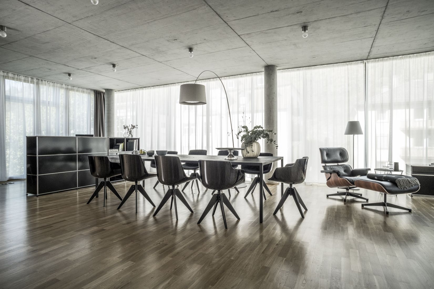 Eames Lounge Chair & Ottoman Armchair Leather Premium Vitra Sides polished black leather premium F black rosewood