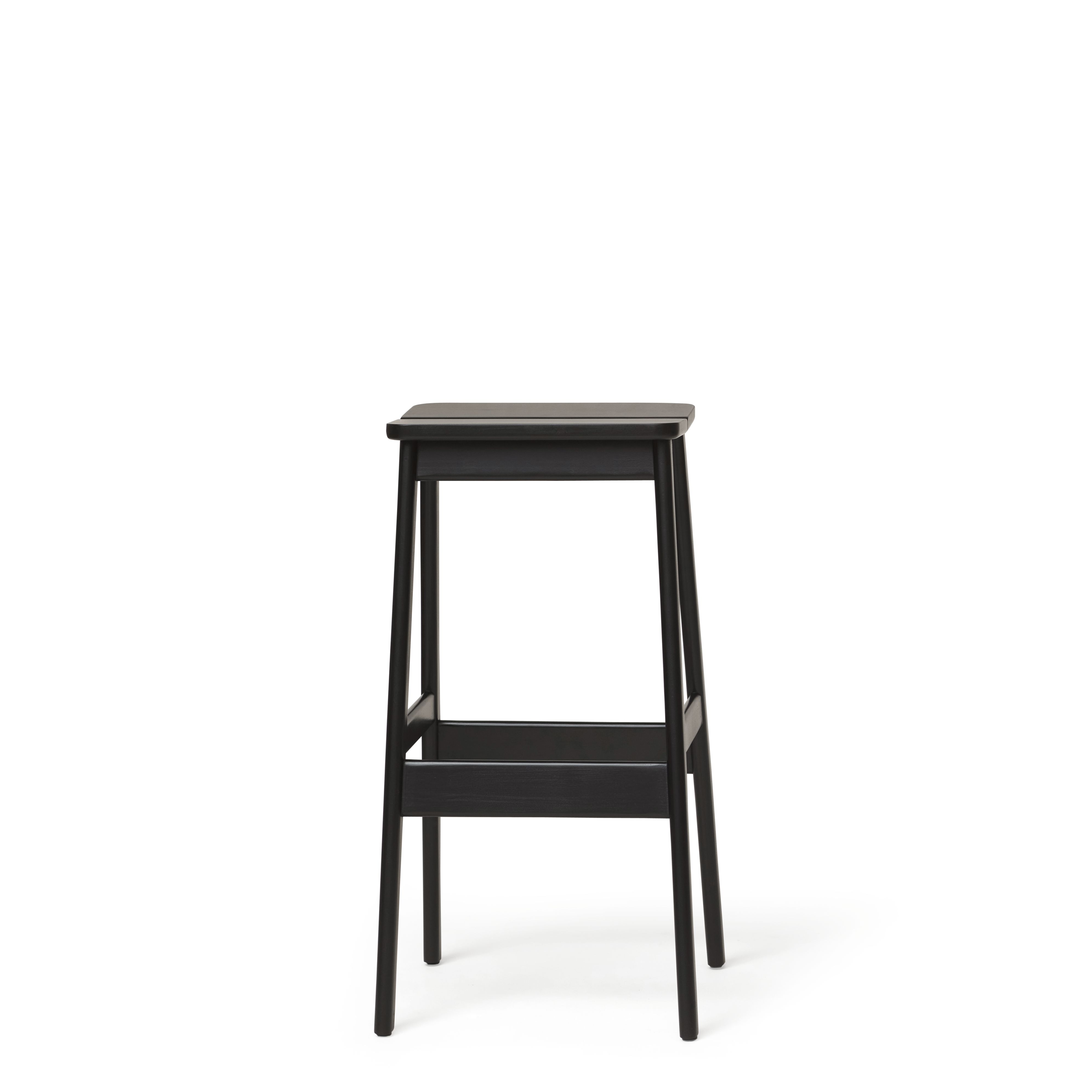 Angle Standard Barhocker von Form & Refine, schwarzer Holz-Barstuhl mit minimalistischem Design.