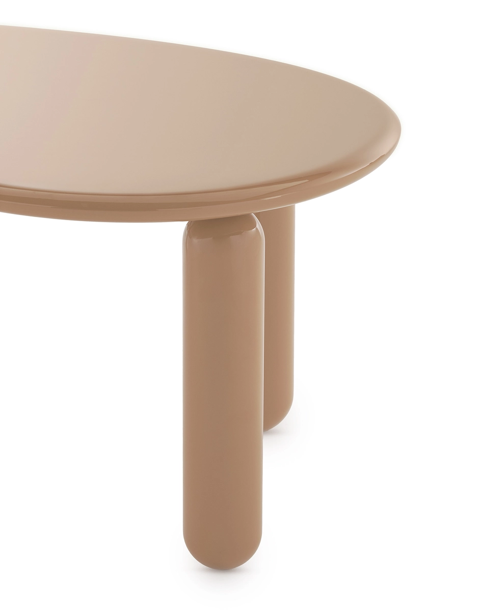 Nahaufnahme des Undique Couchtischs von Kartell in Puder, moderner Wohnzimmertisch mit runder Tischplatte.