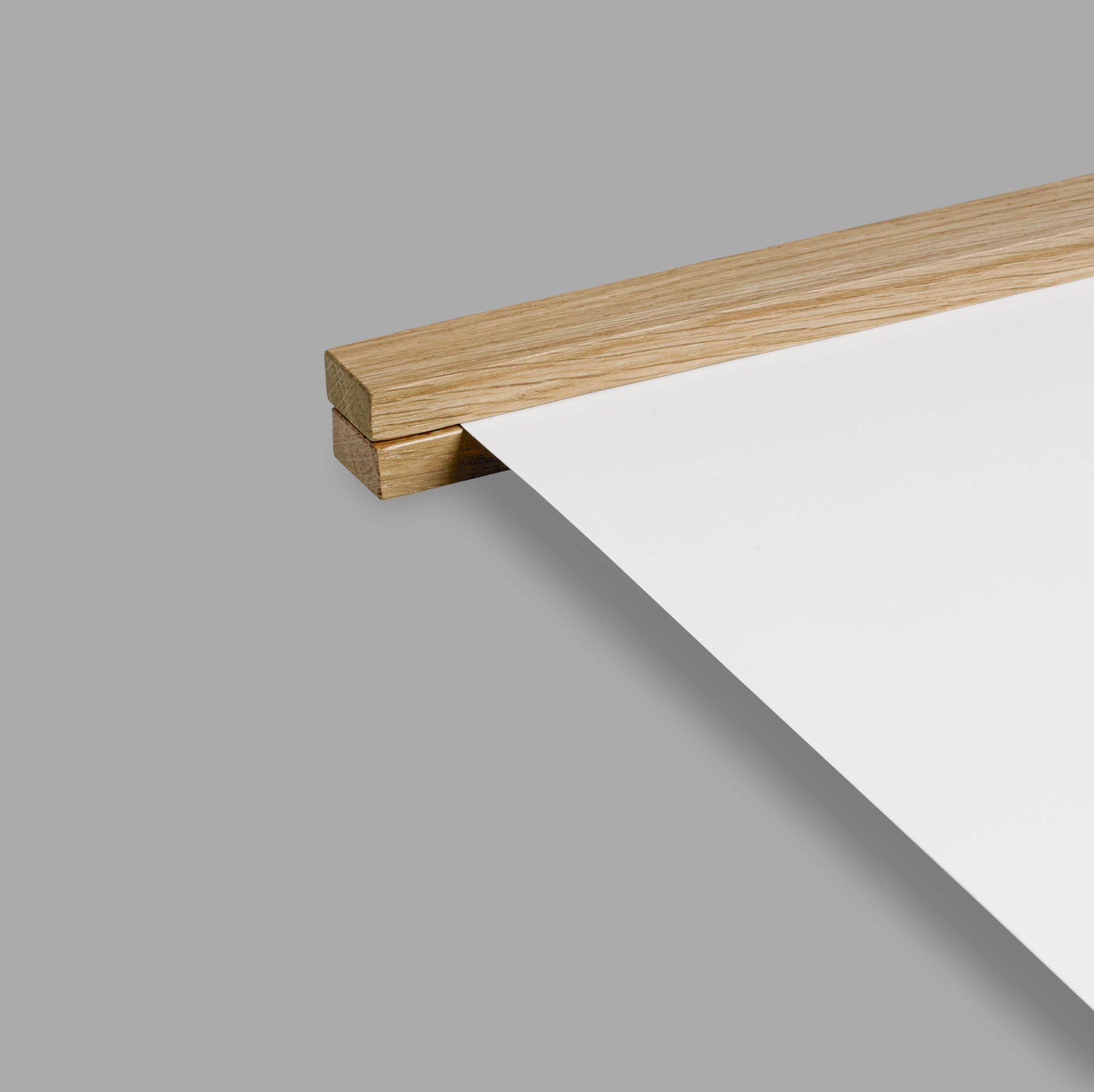 Nahaufnahme der Paper Collective Posterleiste aus Eiche (53 cm) mit eingespanntem, weißen Papier.