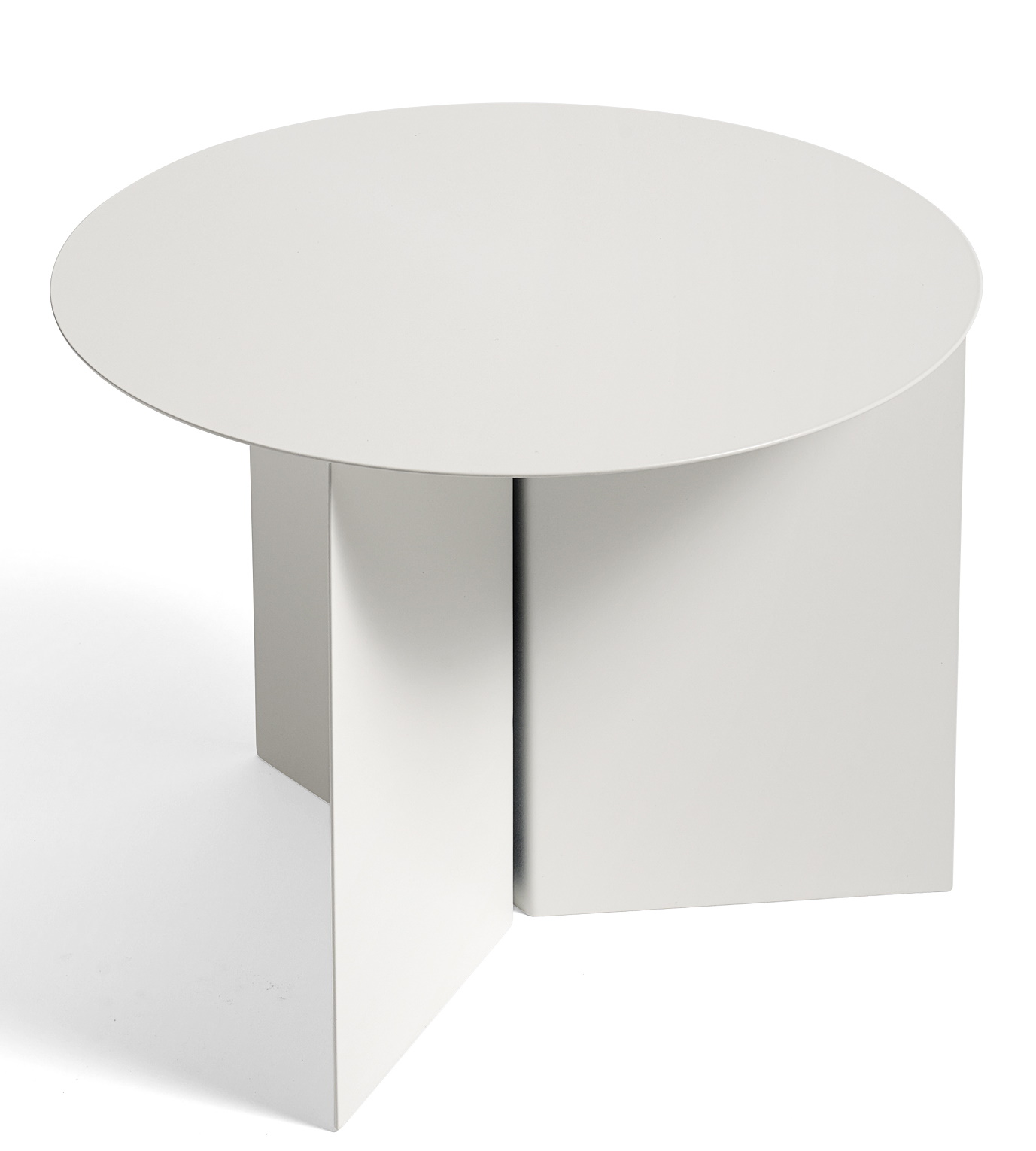 Weißer Hay Slit Table Round Beistelltisch, pulverbeschichtet, mit runder Tischplatte und geometrischem Untergestell. Modernes Design.