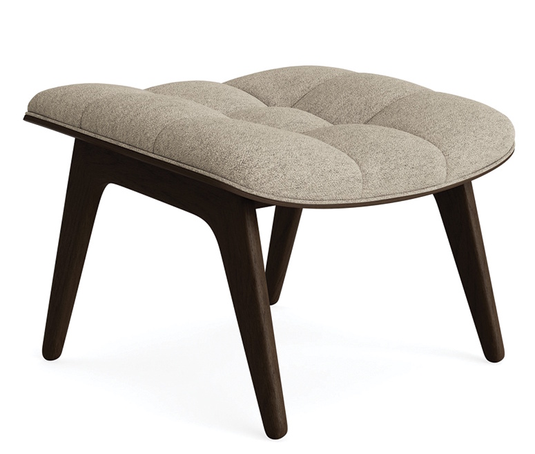 NORR11 Mammoth Ottoman mit hellgrauem Stoffbezug und dunklem Holzgestell, moderner Hocker für Wohnzimmer.