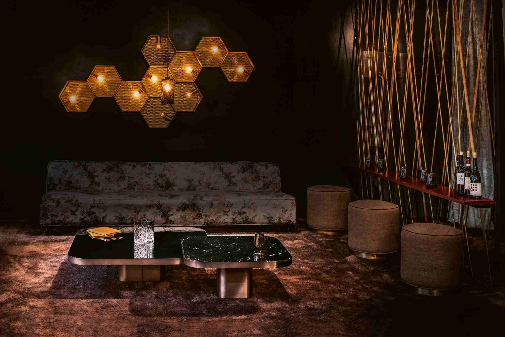 Bow Coffee Table Couchtisch No. 4 ClassiCon in stilvollem Wohnzimmer mit floralem Sofa und Hockern.