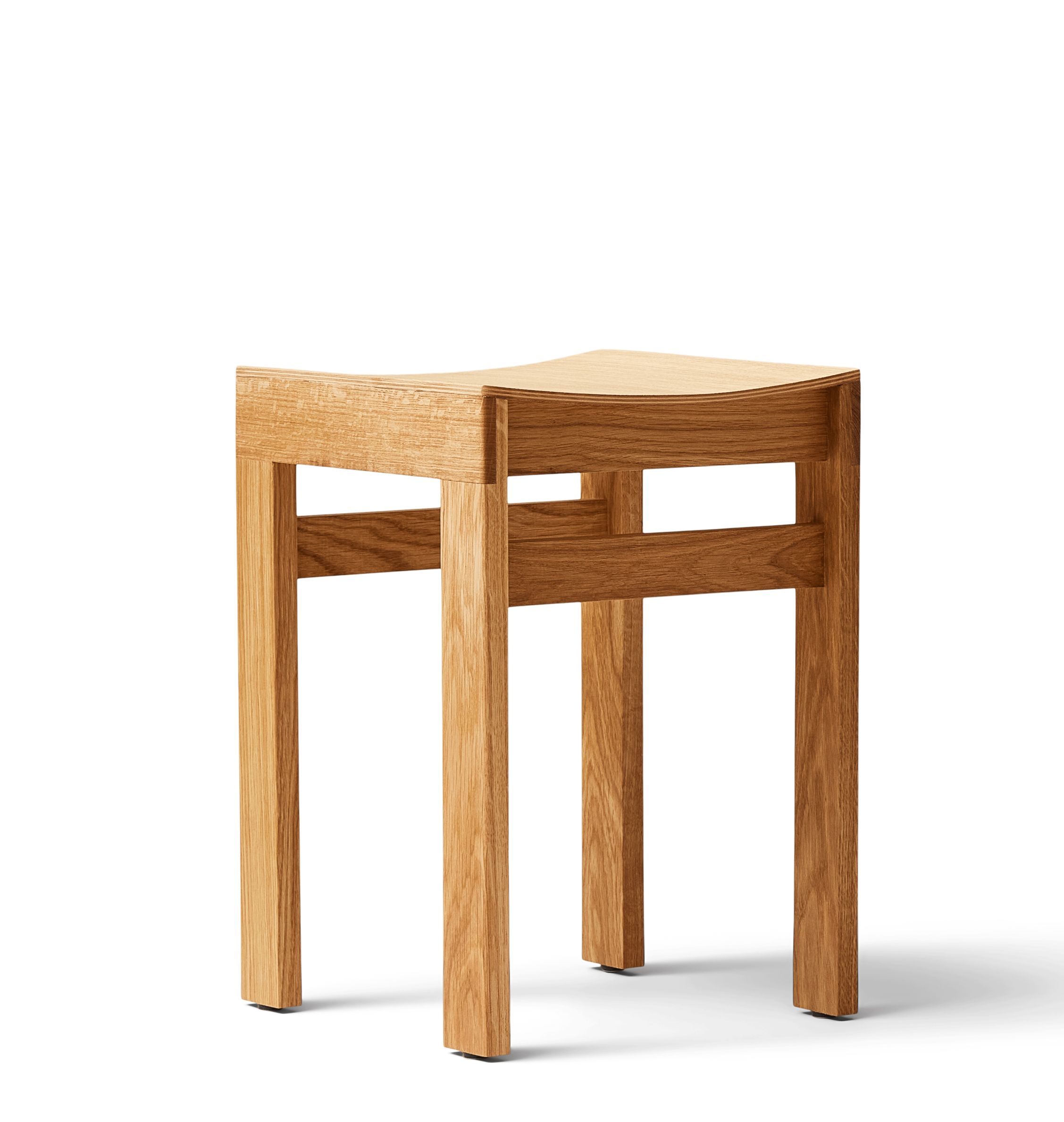 Sonder Hocker von Form & Refine aus hellem Eichenholz, minimalistisches Design für Esszimmer und Küche.