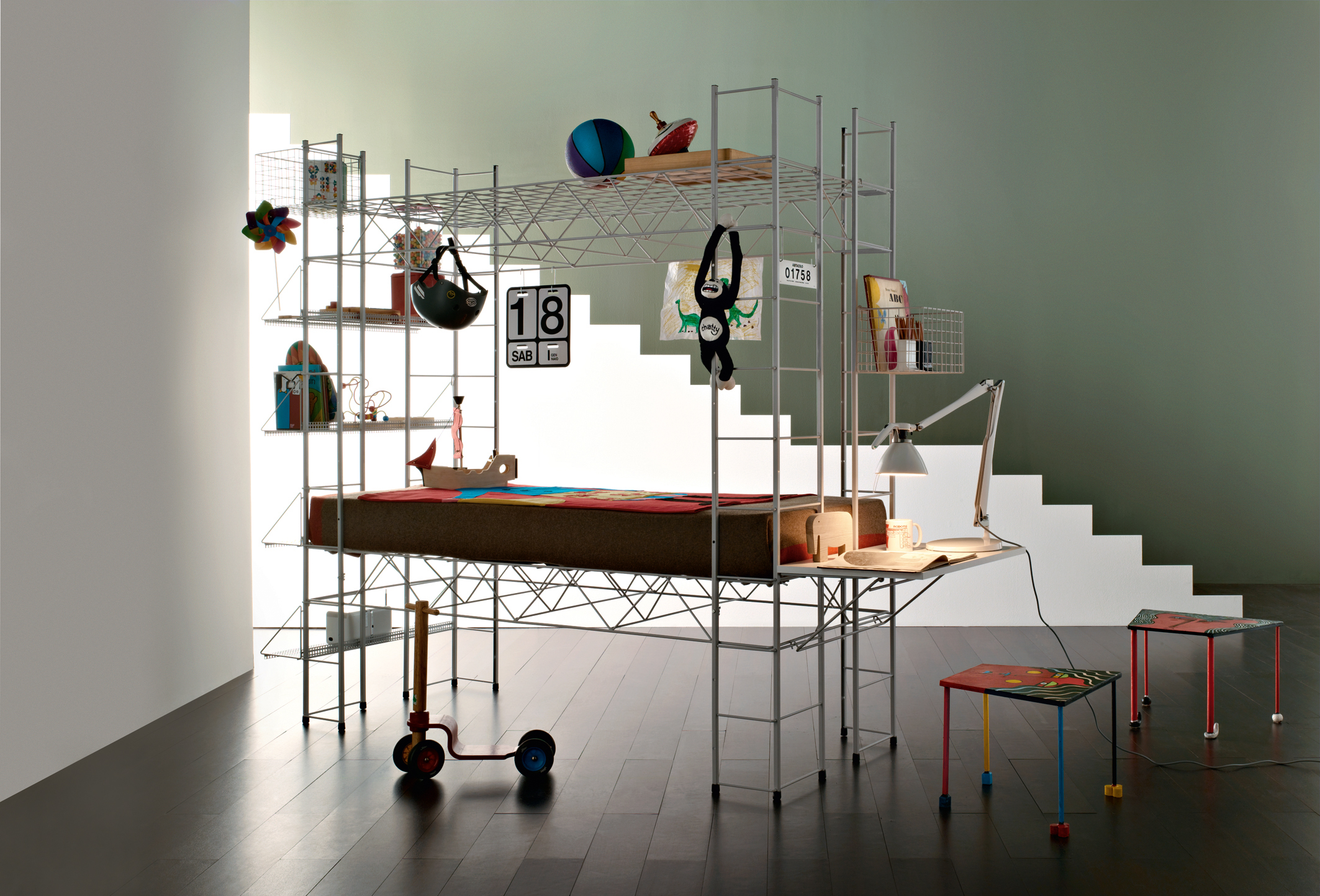 Abitacolo Multifunktionsbett von Rexite: Bett mit Schreibtisch, Regalen und Spielsachen im Kinderzimmer.