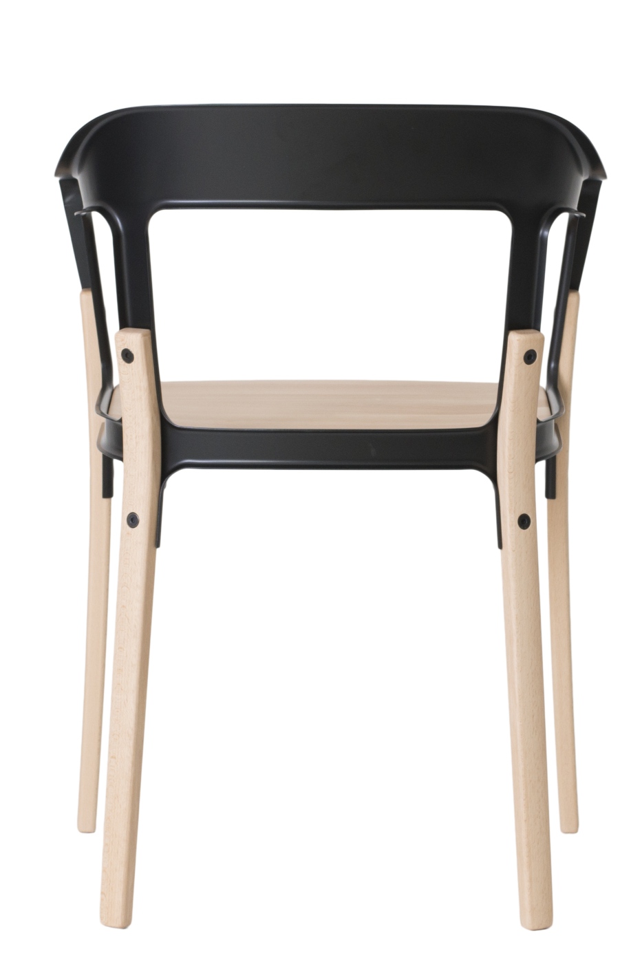 Steelwood Chair von Magis, moderner Stuhl mit schwarzer Sitzfläche und hellen Holzbeinen, Ansicht von vorne.
