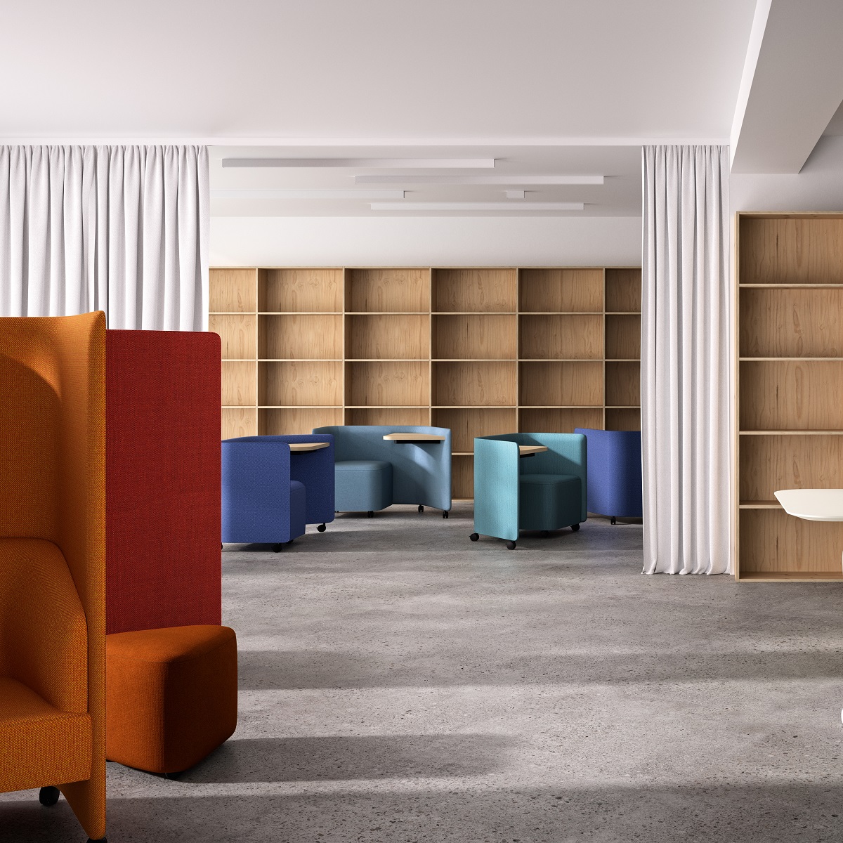 In Out Office Loungesessel mit Panel von Andreu World in verschiedenen Farben und mit kleinem Tisch.