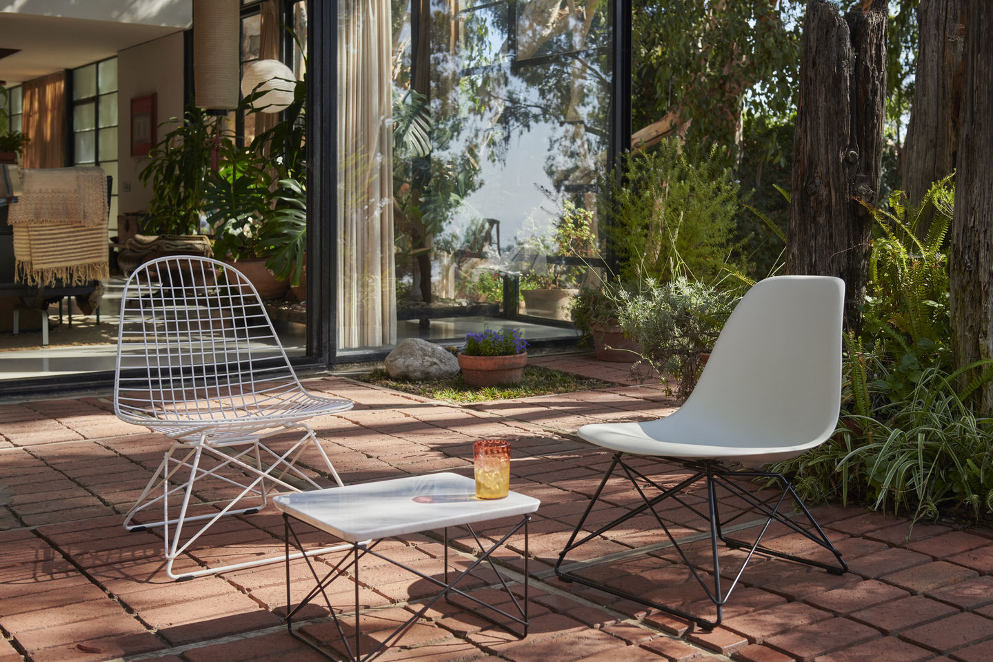 Eames Fibreglass Chair LSR Chair with seat cushion Vitra