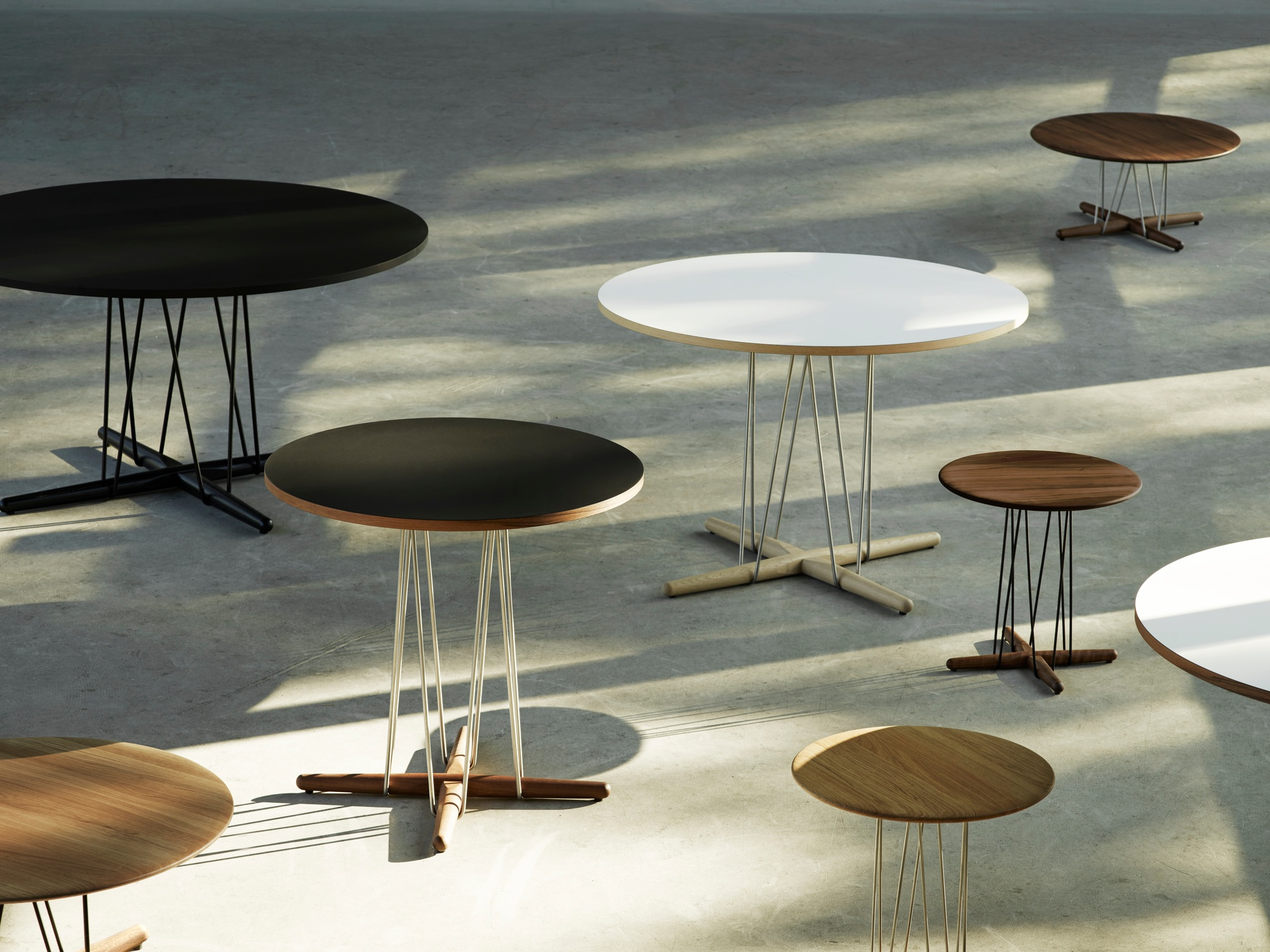 Embrace Lounge Table von Carl Hansen & Søn: Schwarzer Couchtisch mit Stahlgestell und Eichenplatte.