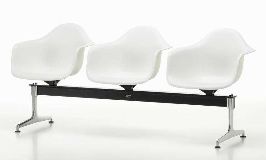 Eames Plastic Armchair RE on traverse Vitra