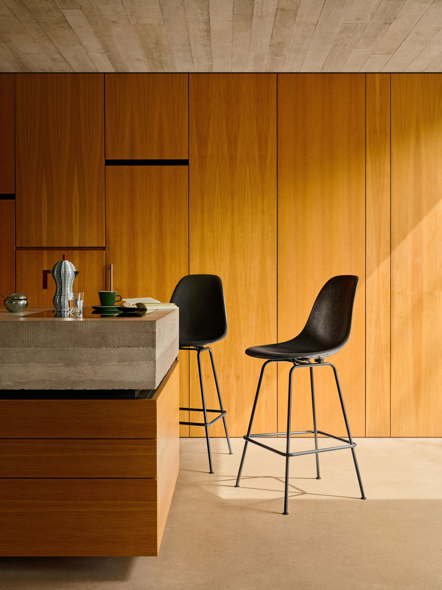 Eames Fibreglass Bar Stool Medium Bar stool with seat cushion Vitra