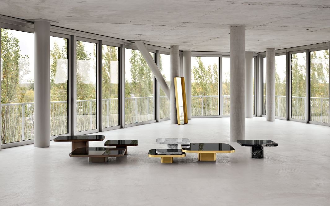 Bow Coffee Table No. 6 von ClassiCon, verschiedene Couchtische in modernem, minimalistischem Design in einem hellen Raum.