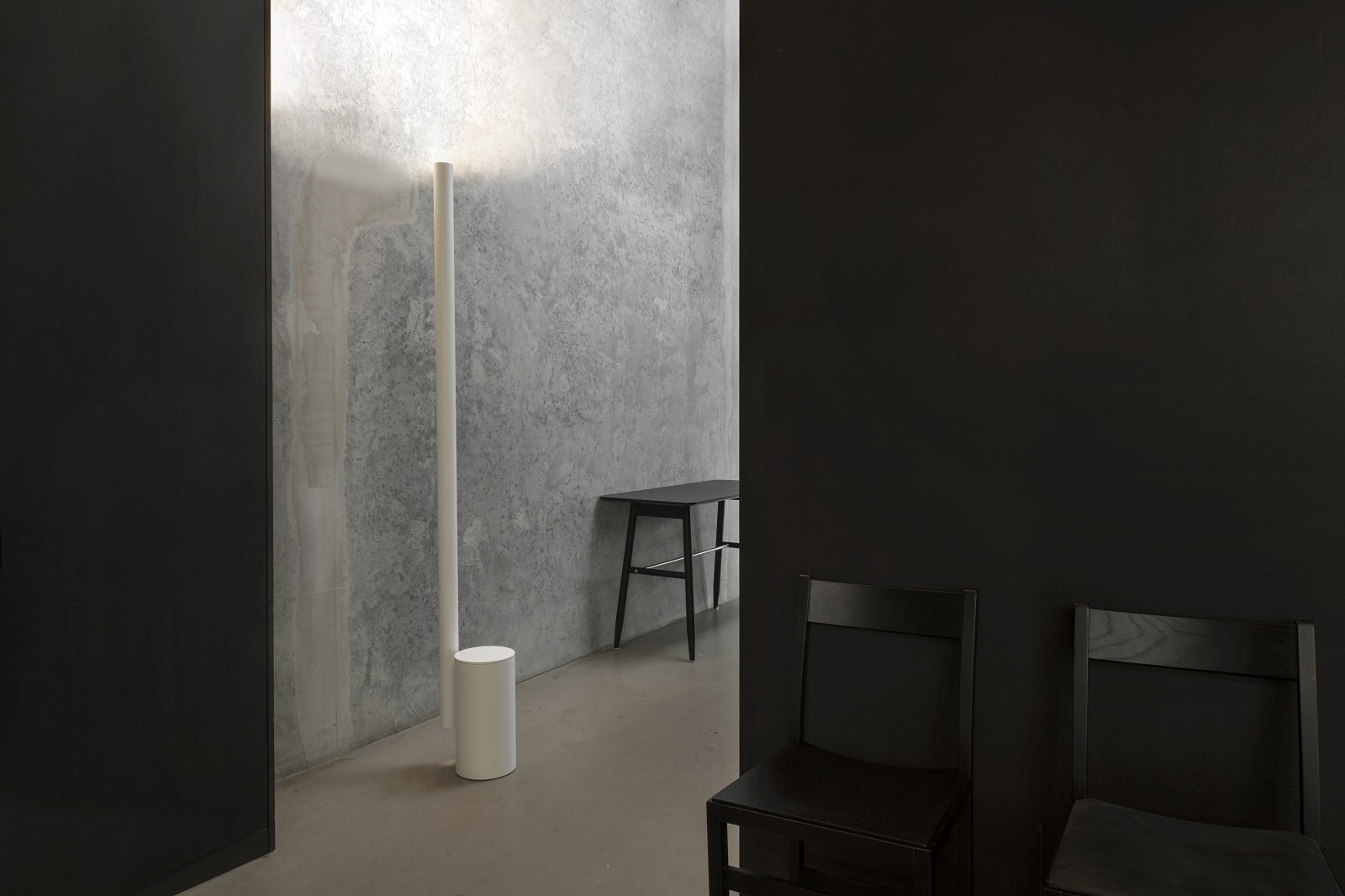 w164 Alto Stehleuchte von wästberg, minimalistisches Design, weiß, zylindrischer Fuß, modernes Wohnambiente.