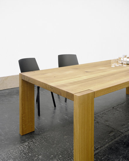 TA17 London dining table by Philipp Mainzer e15
