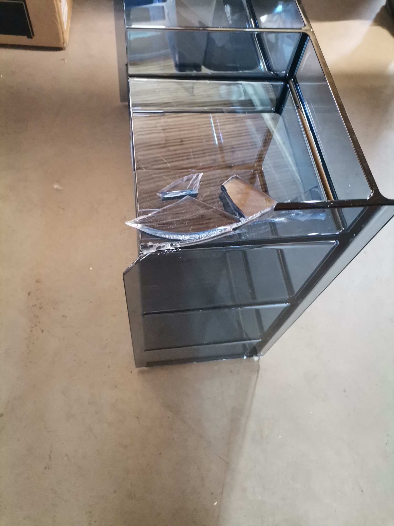 Beschädigtes, blaues Kartell Sound-Rack Regalsystem, Mängelexemplar mit Glasbruch, geeignet für Reparatur oder als Ersatzteilspender.