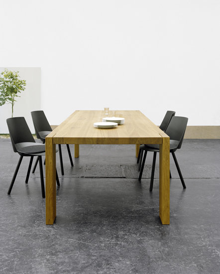 TA17 London dining table by Philipp Mainzer e15