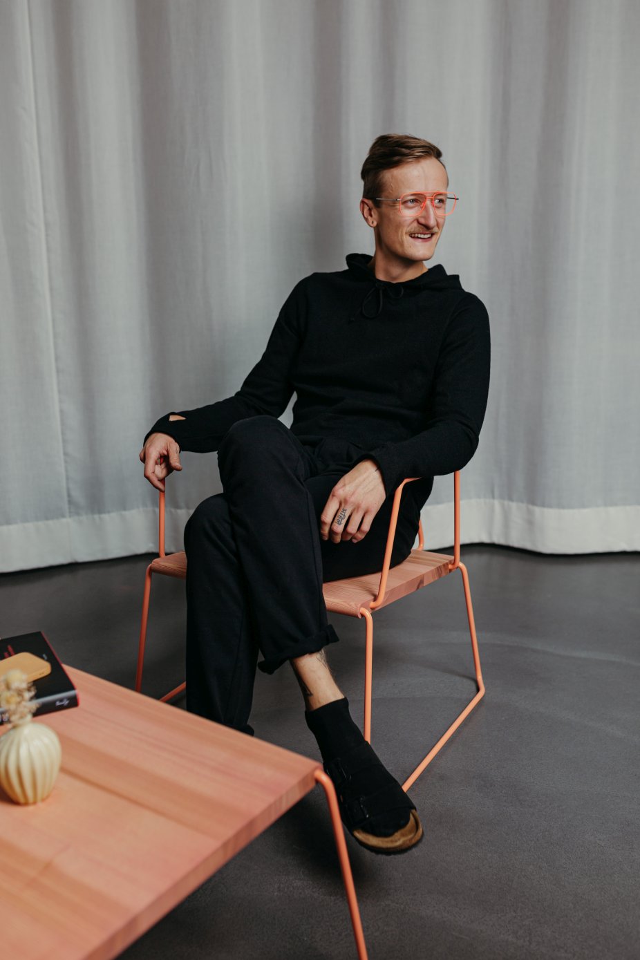 D:008 Lounge Chair with Armrests Ultraviolet Fuchs & Habicht