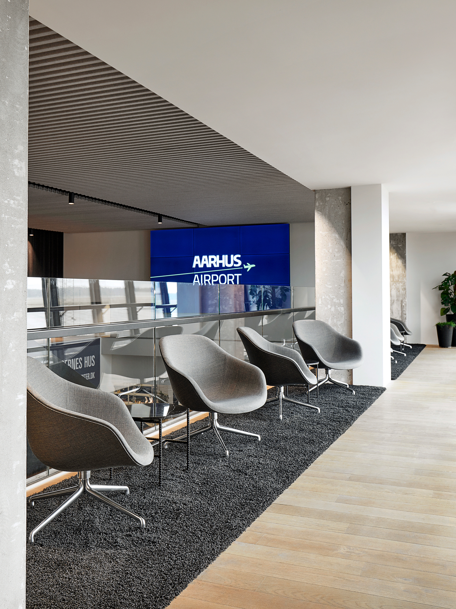 About a Lounge AAL 81 / AAL81 Swivel chair Hay