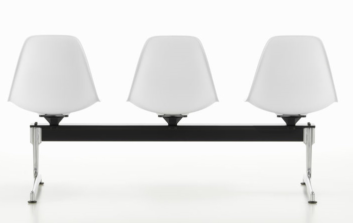 Eames Plastic Side Chair RE on traverse Vitra 
