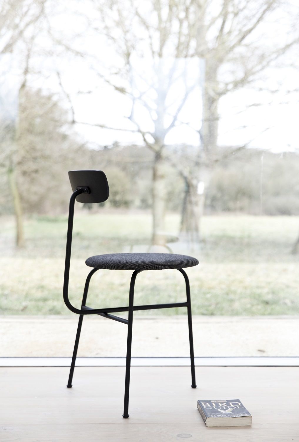 Afteroom Stuhl von Audo Copenhagen, minimalistischer Esszimmerstuhl mit grauem Stoffbezug und schwarzem Metallgestell.