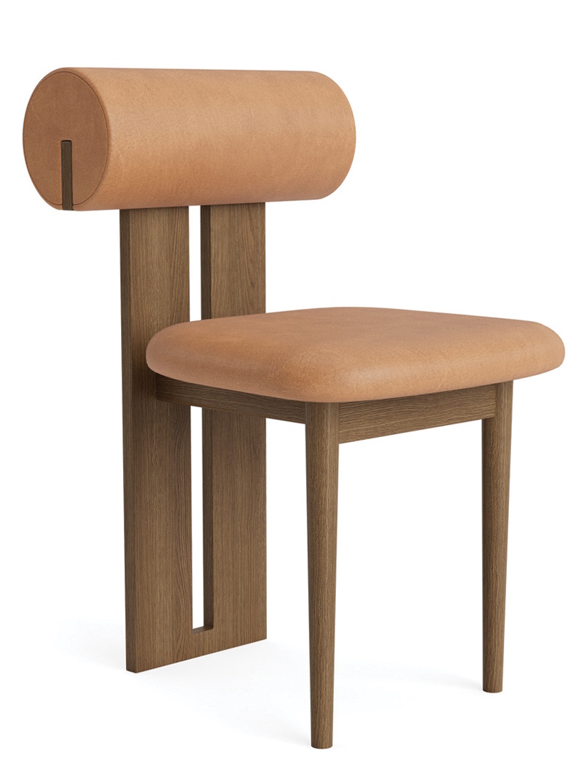 Hippo Stuhl von NORR11 mit hellbraunem Lederbezug und Holzgestell, modernes Design für Esszimmer und Wohnbereich.