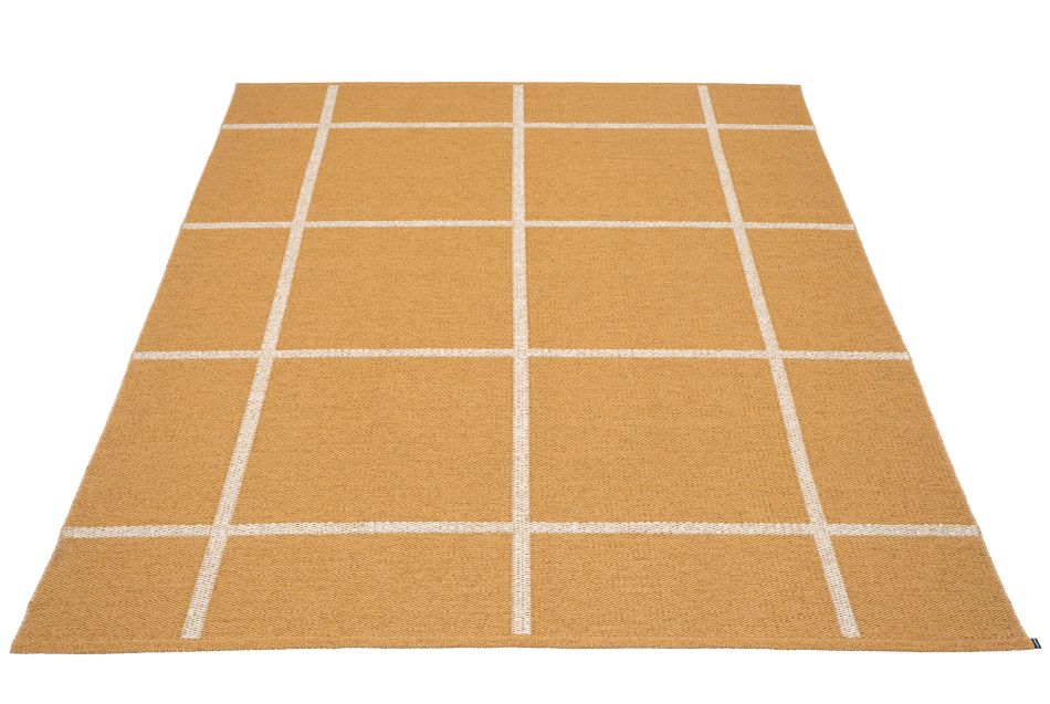 Goldener Ada Kunststoffteppich von Pappelina (180x260 cm) mit weißem Karomuster, ideal für Innen- und Außenbereiche.