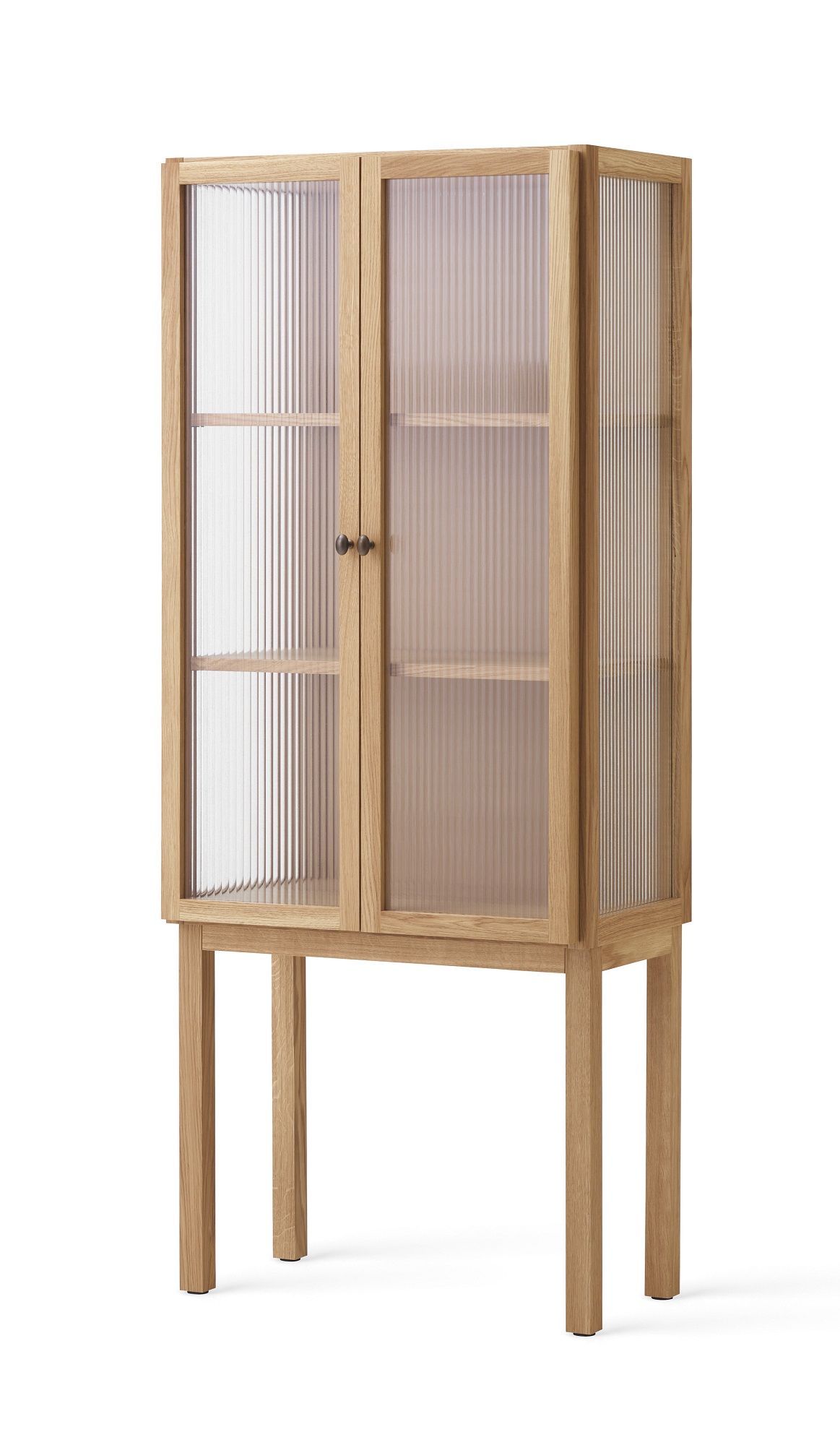 Audo Copenhagen Curiosity Cabinet Low aus Eiche mit geriffelten Glastüren und Regalböden.