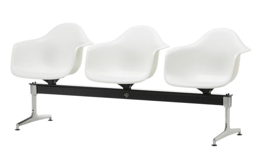 Eames Plastic Armchair RE on traverse Vitra