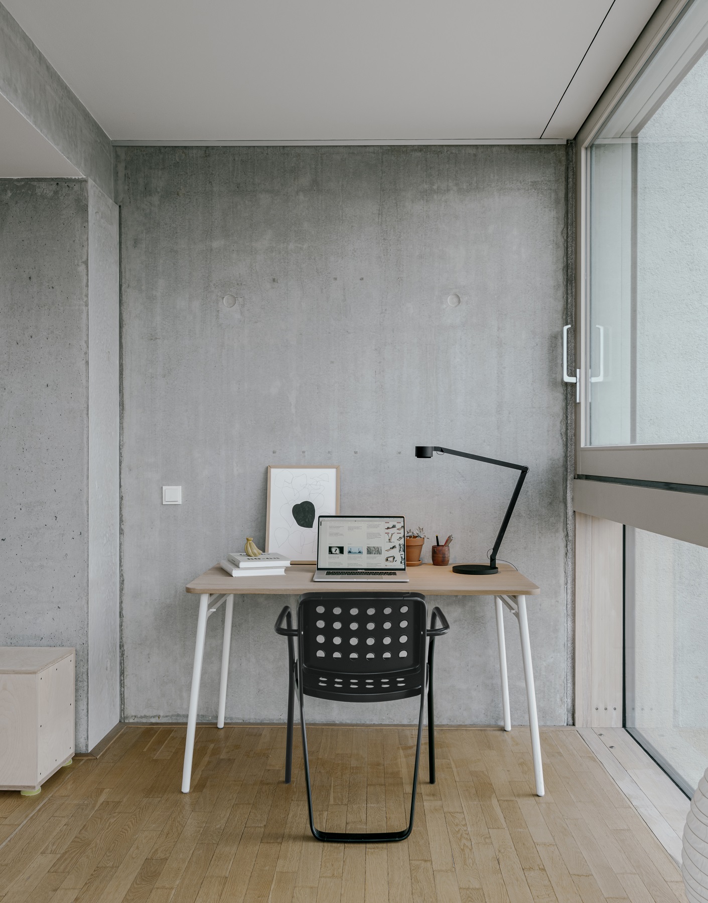 Moderner Arbeitsplatz mit w227 Winkel Tischleuchte von wästberg, Laptop und minimalistischer Dekoration auf hellem Holztisch.
