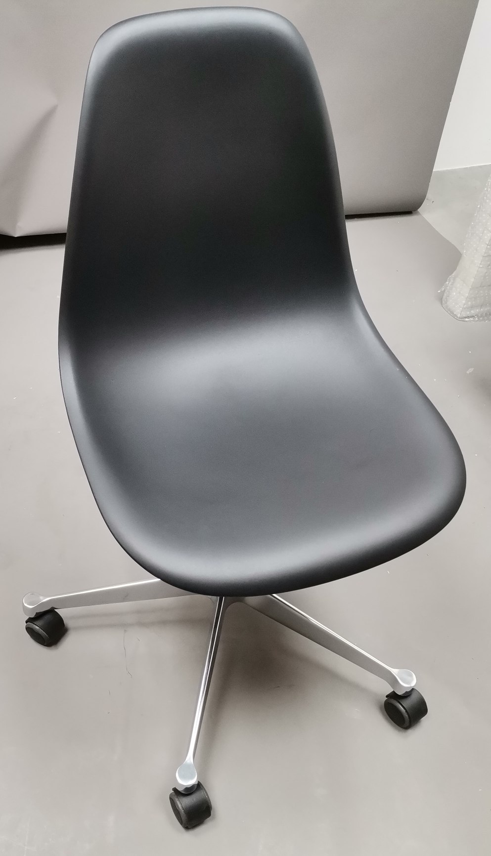 Eames Plastic Side Chair PSCC swivel chair BLACK / POLISHED Vitra IMPERFECT ITEMS